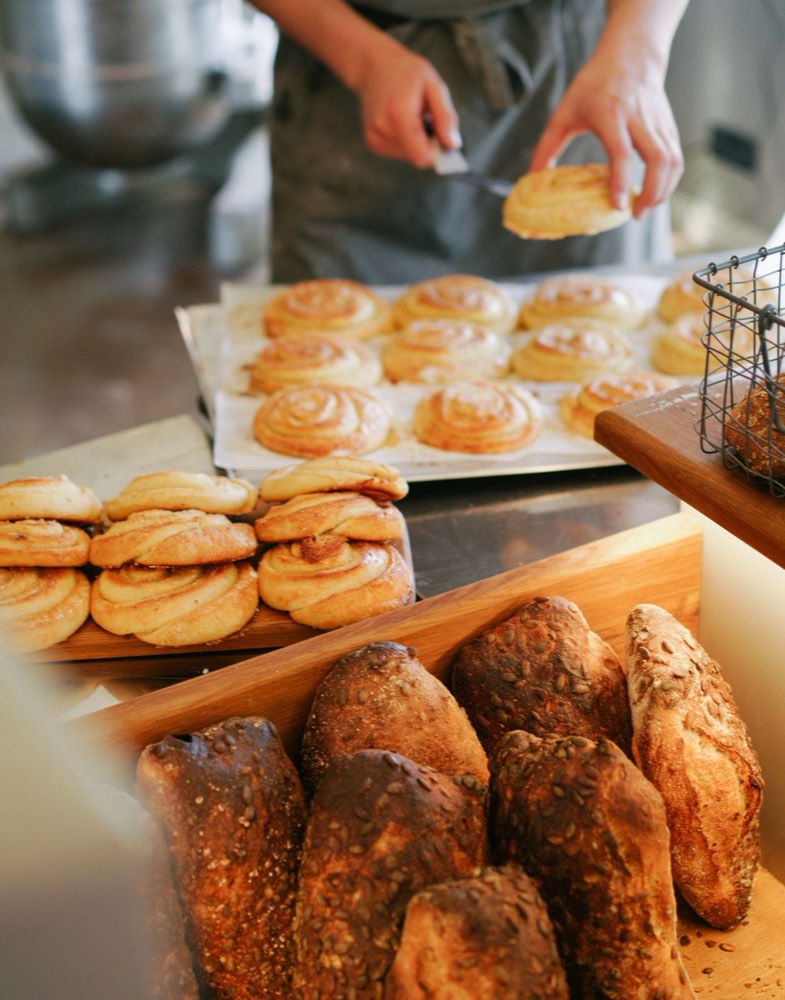Nybakt brød og kanelsnurrer